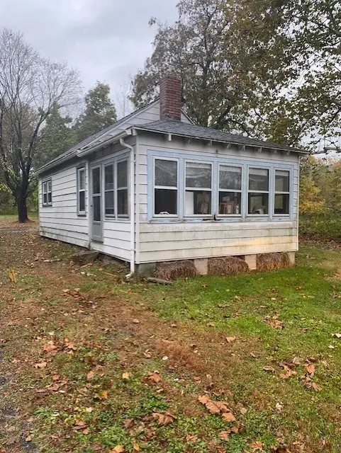 371R North Loomis St, Southwick, MA 01077