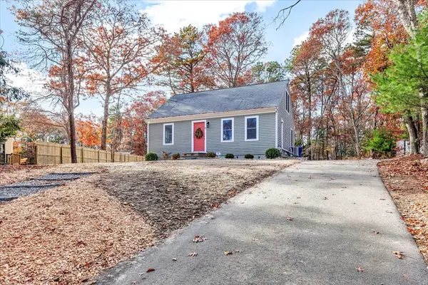 47 Shallow Pond Ln, Falmouth, MA 02536