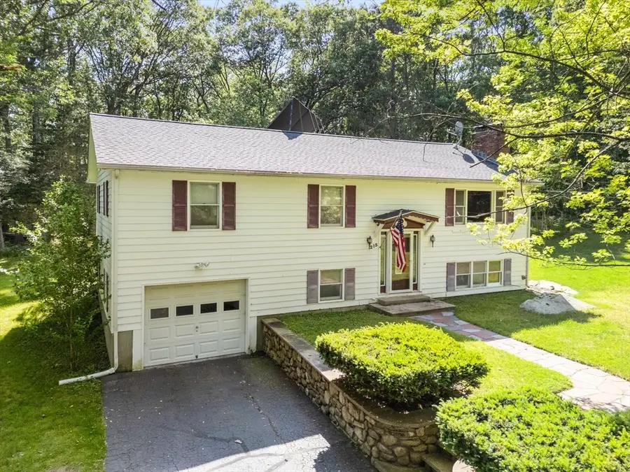 215 Chestnut St, Uxbridge, MA 01569 - Image #2