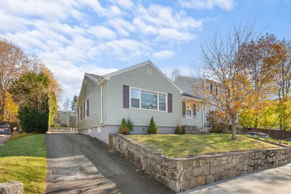 243 Oak Grove Ave, Fall River, MA 02723