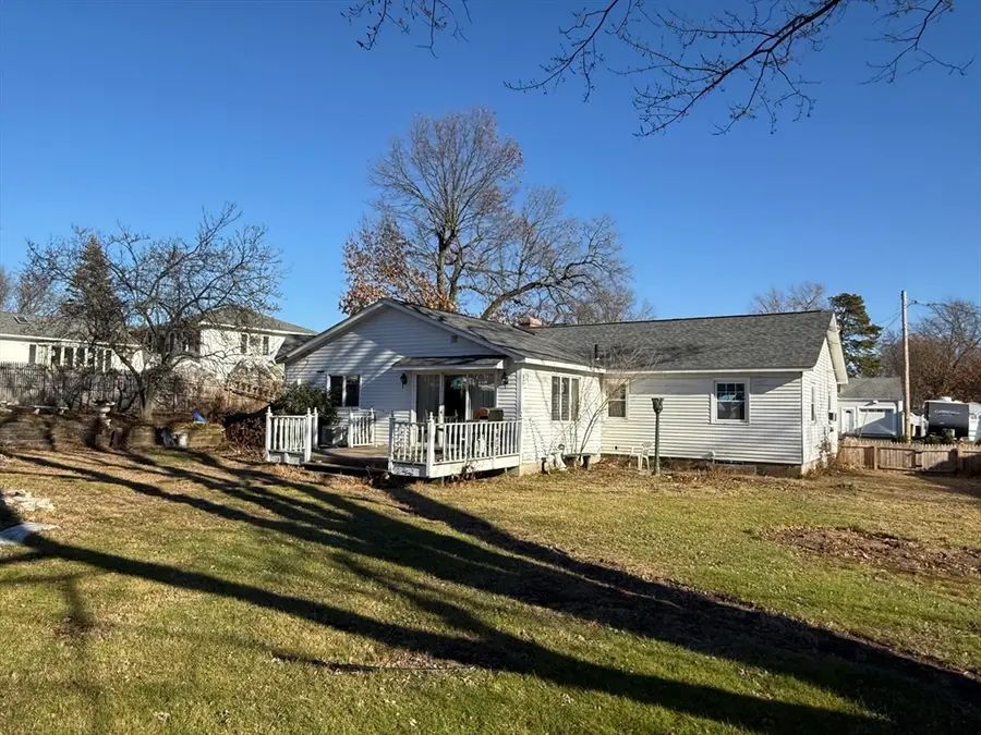 98 Greenpoint Cir, Chicopee, MA 01020 - Image #3