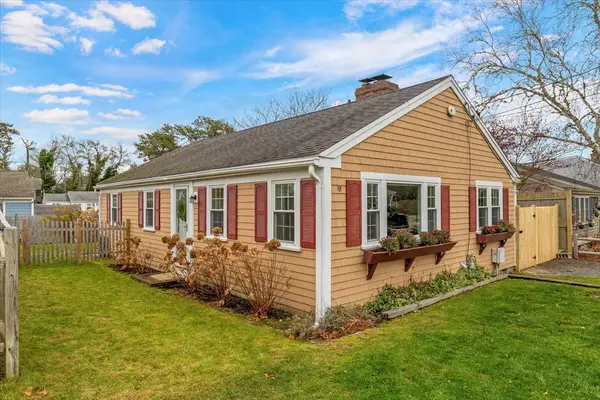 18 Holiday Ln, Dennis, MA 02639