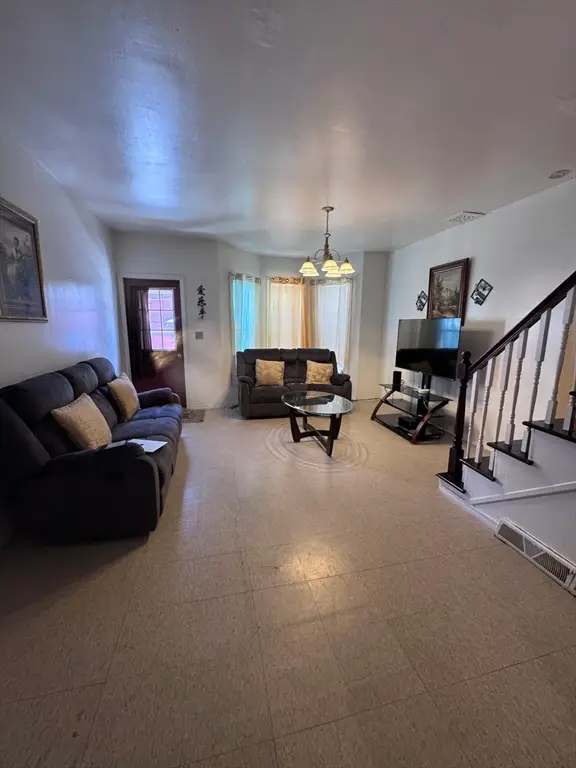 77 Newton St, Holyoke, MA 01040