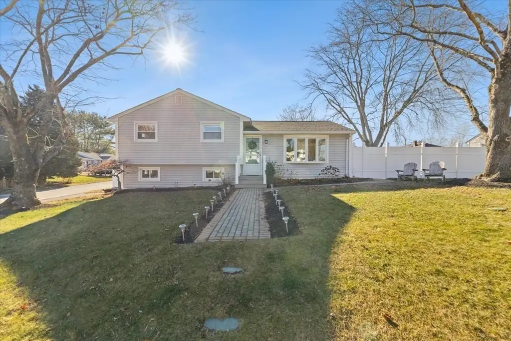 196 Coolidge St, Swansea, MA 02777 - Image #1