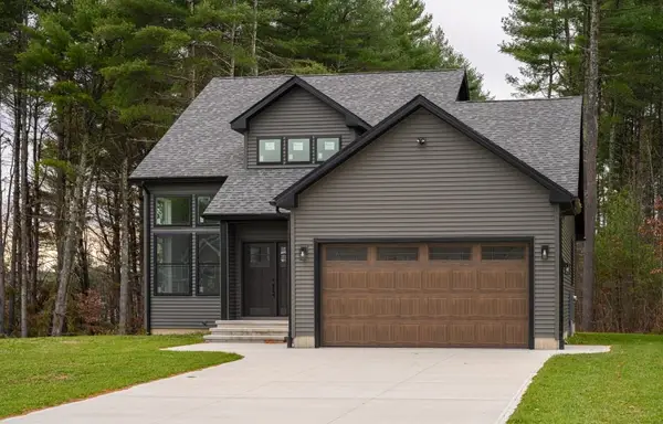 17 Woodland Ln, Belchertown, MA 01007