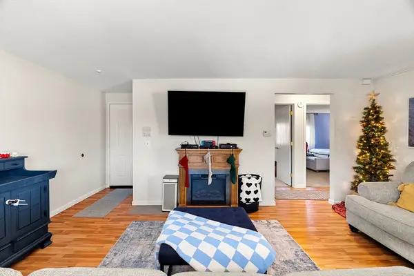 2300 Skyline Dr #3, Lowell, MA 01854