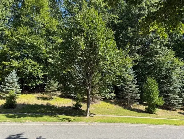 25 Pembroke Ter, East Longmeadow, MA 01028