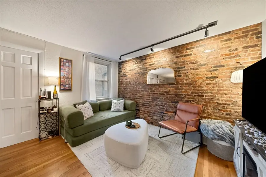 10 Henchman St #2R, Boston, MA 02113 - Image #3