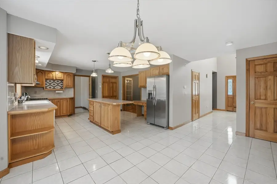 37 Wyndermere Pl, Ludlow, MA 01056 - Image #3