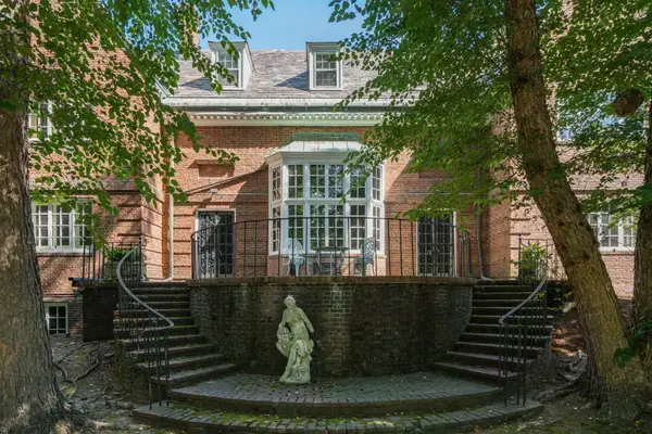 180 Ivy St, Brookline, MA 02446