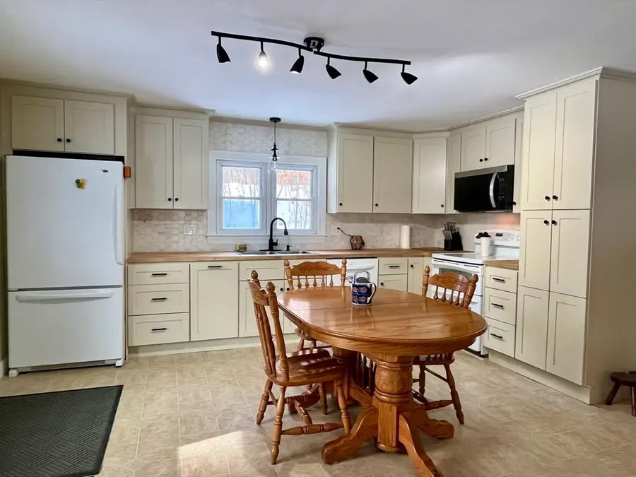 19 Arnold Rd, Sturbridge, MA 01518 - Image #2