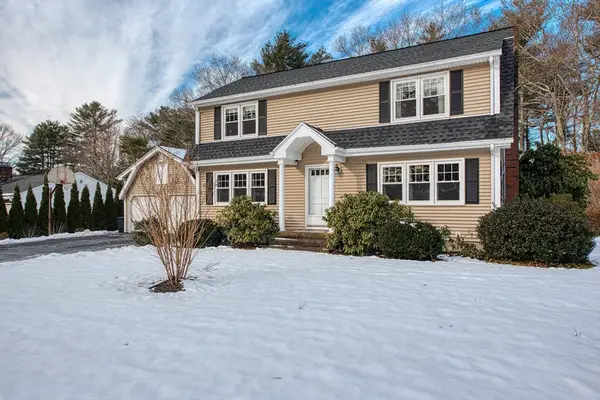 27 Pinecrest Dr, Taunton, MA 02780