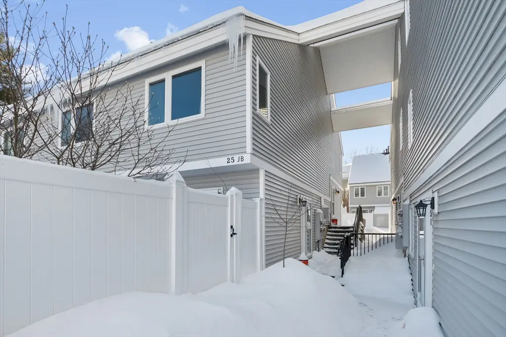 25 Meadow Pond Dr #J, Leominster, MA 01453 - Image #1