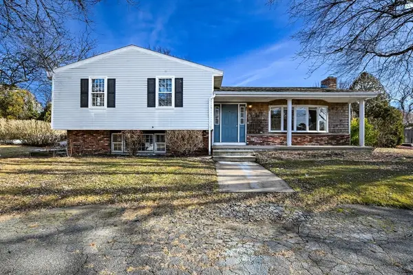 49 Broken Bow Ln, Falmouth, MA 02536