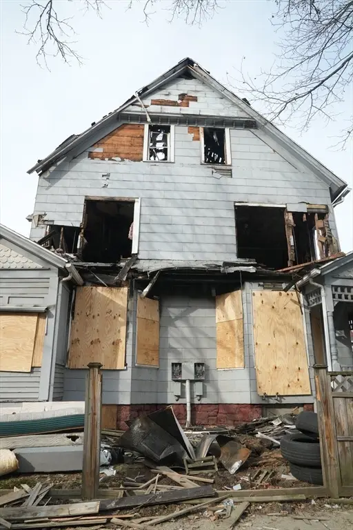 20-22 Acushnet Ave, Springfield, MA 01105