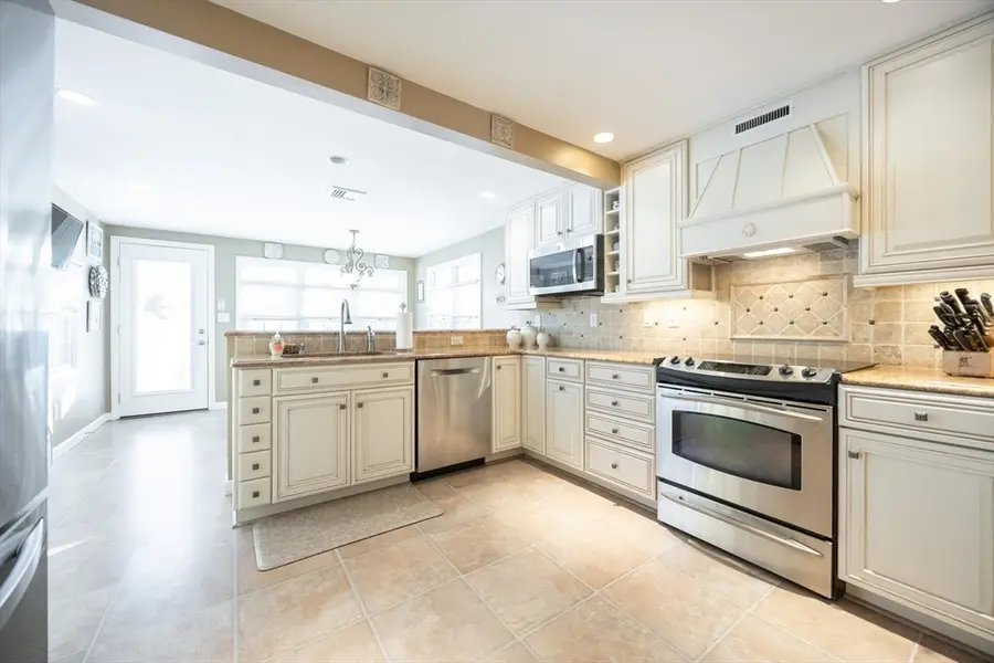 19 Lindauer St, Peabody, MA 01960 - #3