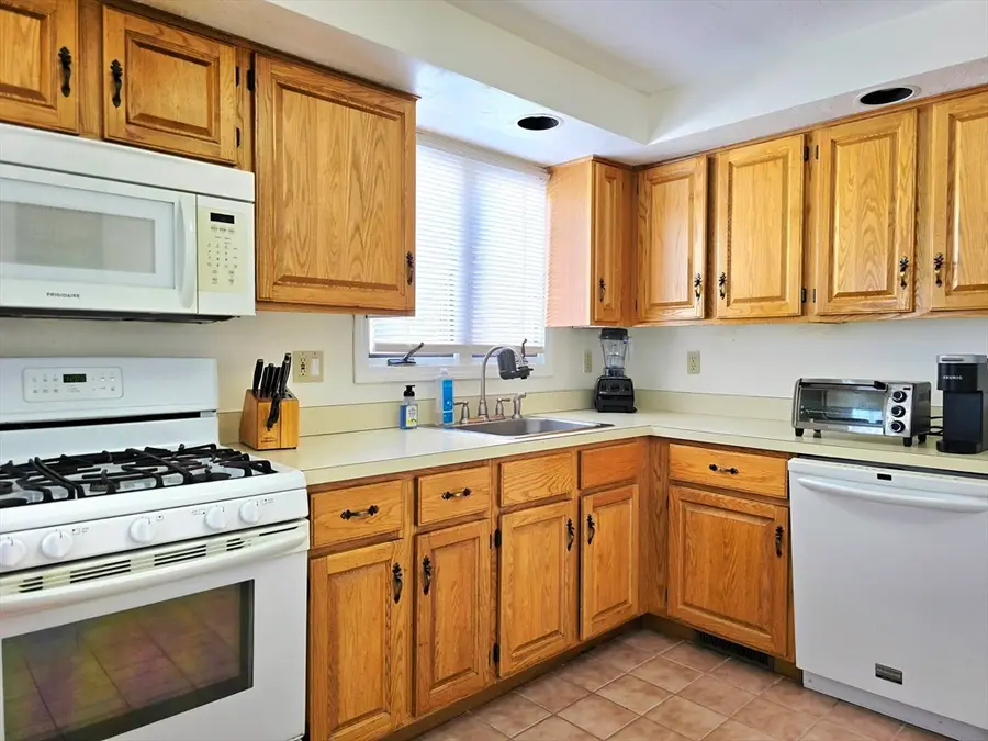 4 Villa Roma Dr #4, Tewksbury, MA 01876 - Image #2