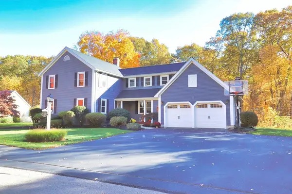 17 Fairway Ln, Medway, MA 02053