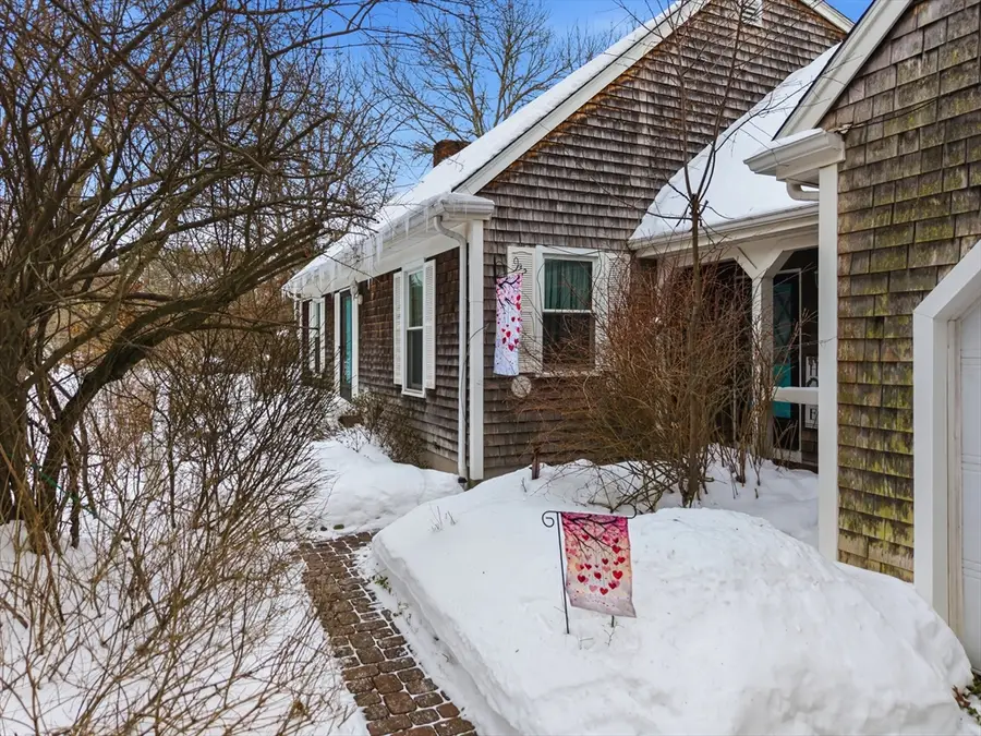 18 Wordell St, Rochester, MA 02770 - #3