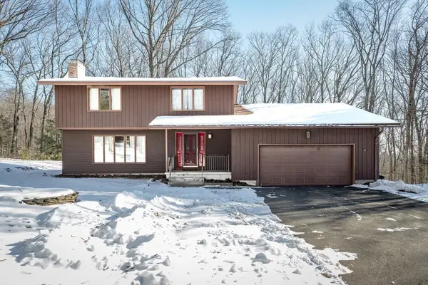 49 Glasgow Dr, Russell, MA 01071