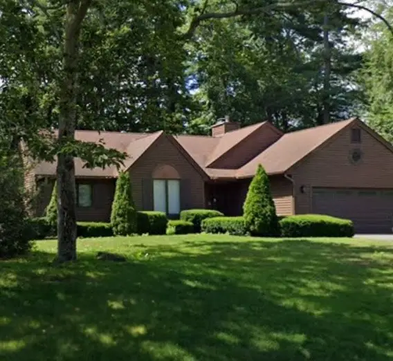 122 Cottonwood Ln, Agawam, MA 01001