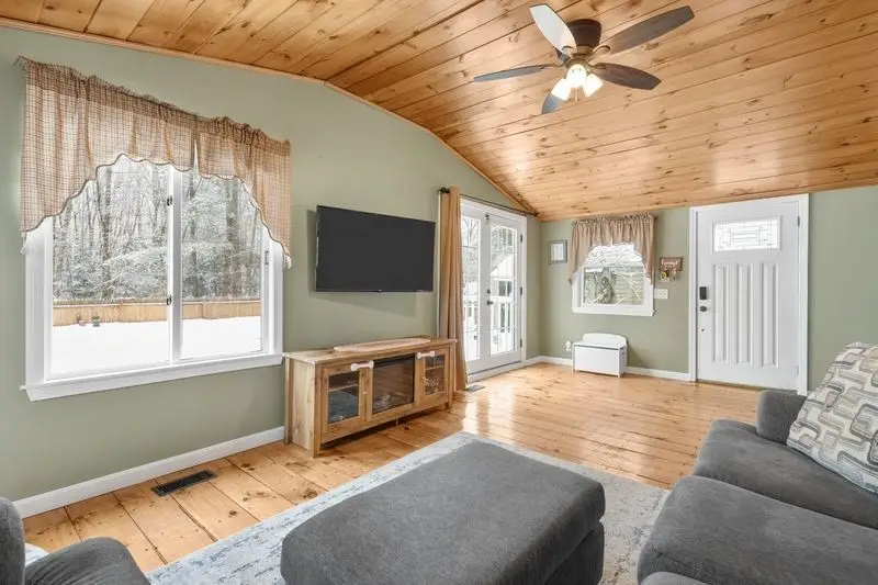 376 Douglas Street, Uxbridge, MA 01569 - #3