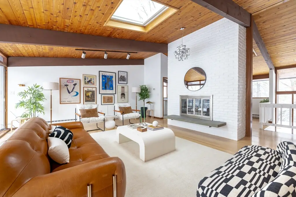 134 Rangeley Rd, Chestnut Hill, MA 02467 - #1