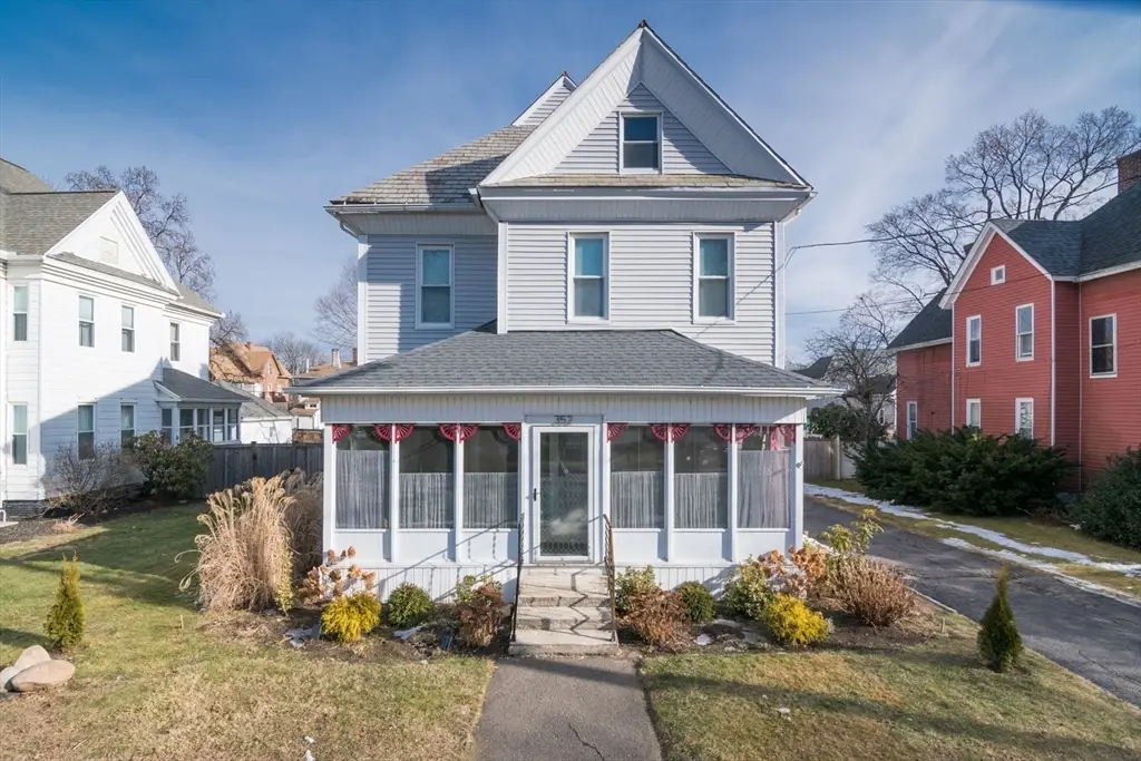 352 Pleasant St, Holyoke, MA 01040 - #1