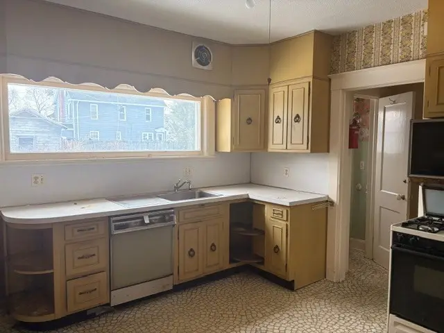 41 Dartmouth St, Holyoke, MA 01040 - #2