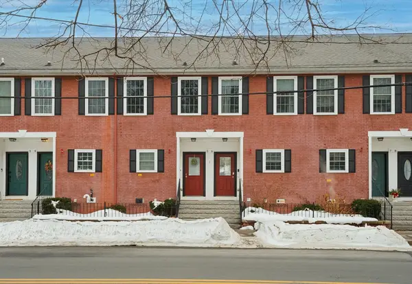 900 Lawrence St #5, Lowell, MA 01852