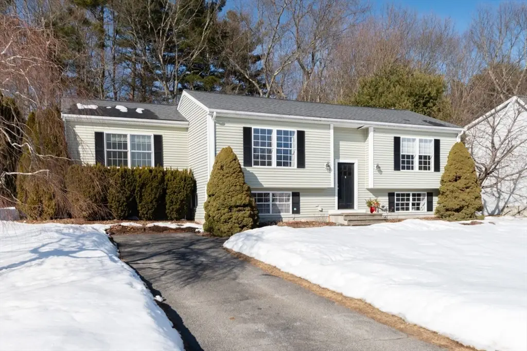 377 Rumonoski Dr, Northbridge, MA 01534 - #1