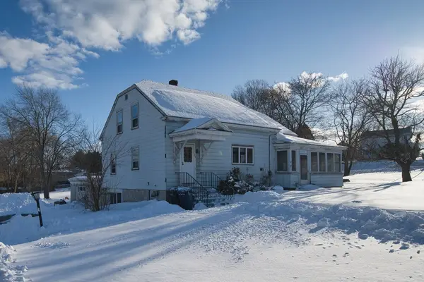 69 Arlington St, Dracut, MA 01826