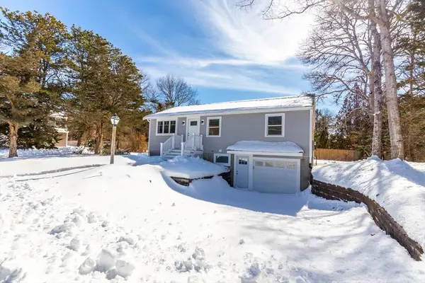 24 Weatherglass Ln, Falmouth, MA 02536