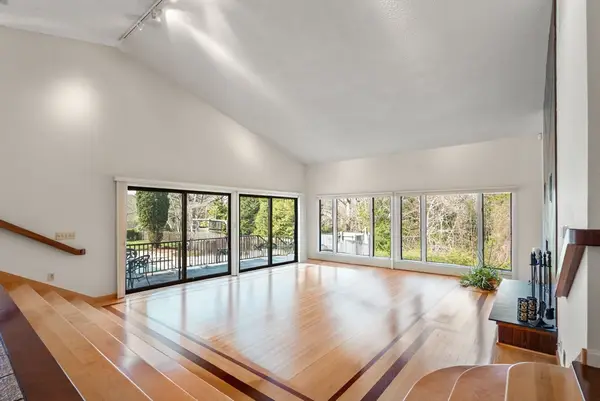 16 Wadsworth Ln, Dartmouth, MA 02748