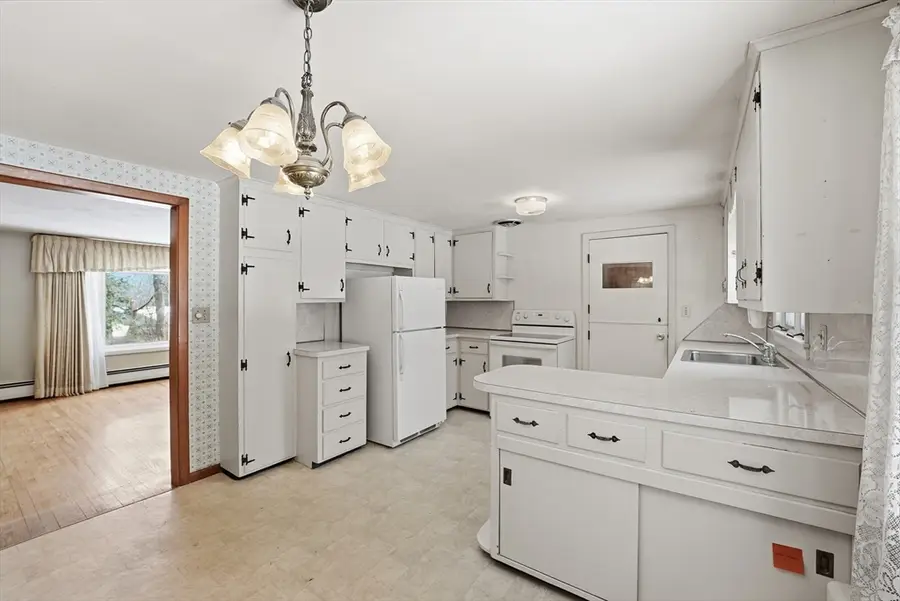 303 Kibbe Rd, East Longmeadow, MA 01028 - #3