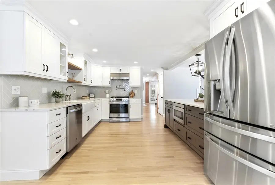 10 Meadow Brook Ln, Reading, MA 01867 - #3