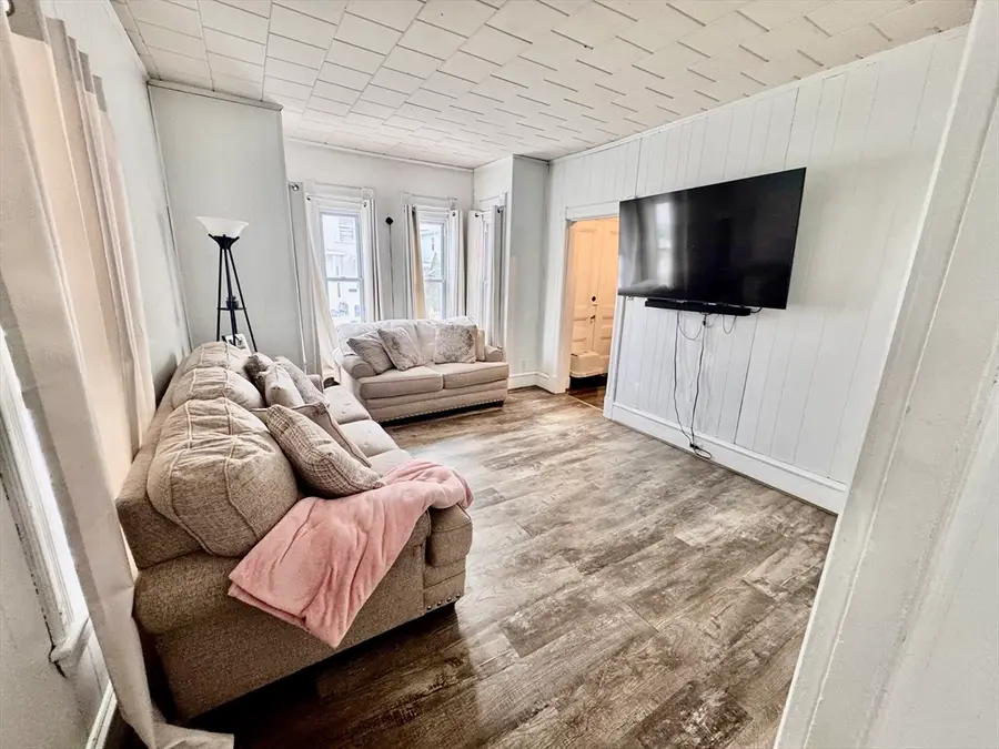 15 Barclay St, Lowell, MA 01851 - #2