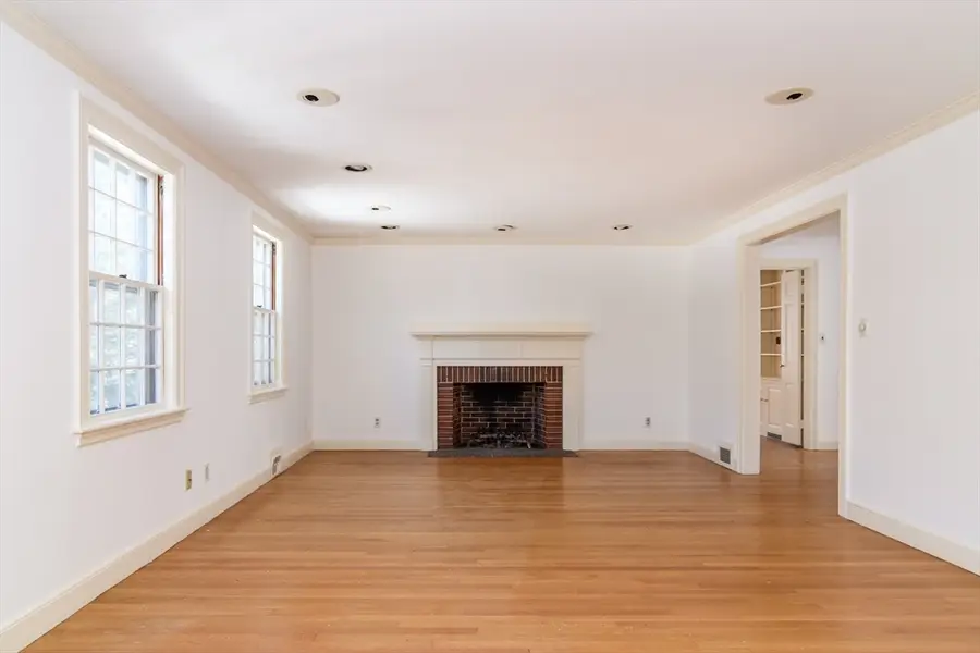 162 Hampshire Rd, Wellesley, MA 02481 - #3