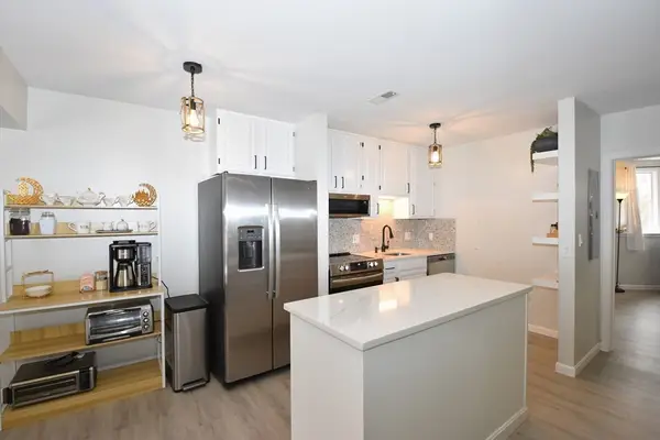 206 Tall Oaks Dr #L, Weymouth, MA 02190