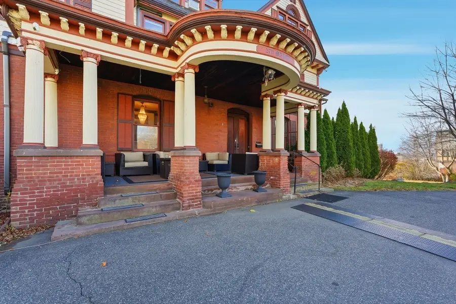 270 Maple St, Springfield, MA 01105 - #3