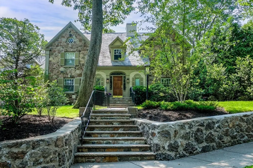 10 Hallwood Rd, Chestnut Hill, MA 02467 - #1