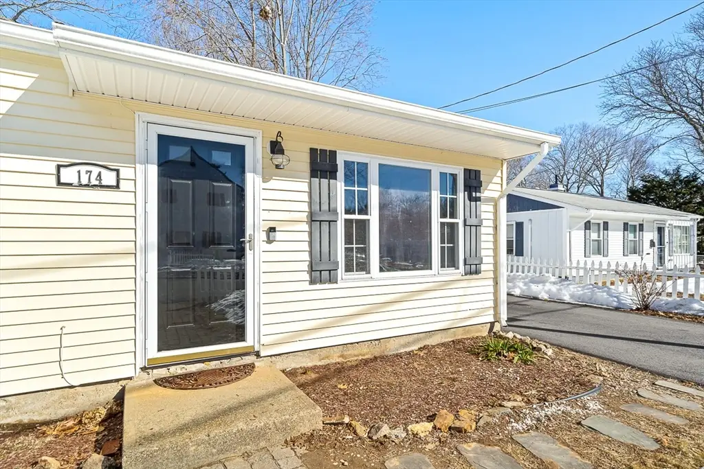 174 River Rd, Lowell, MA 01852 - #1
