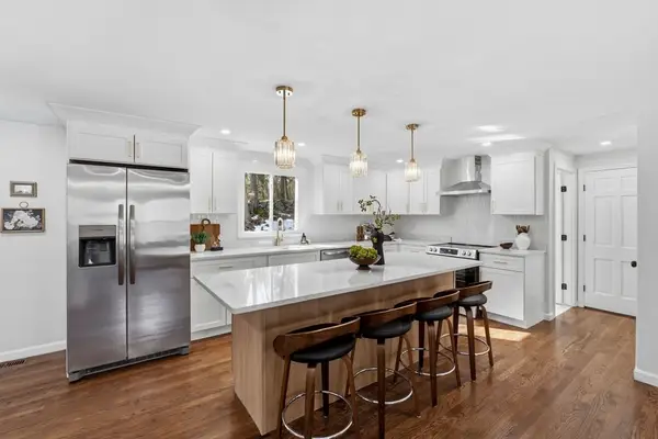 37 Moonpenny Dr, Boxford, MA 01921