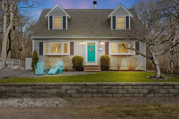 111 Pinecrest Beach Dr, Falmouth, MA 02536