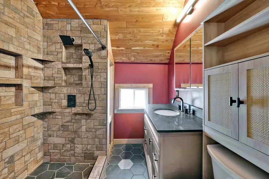 10 Hemlock Ct, Springfield, MA 01105 - #2