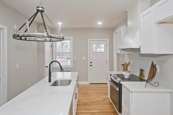 305 Dickinson St, Springfield, MA 01108