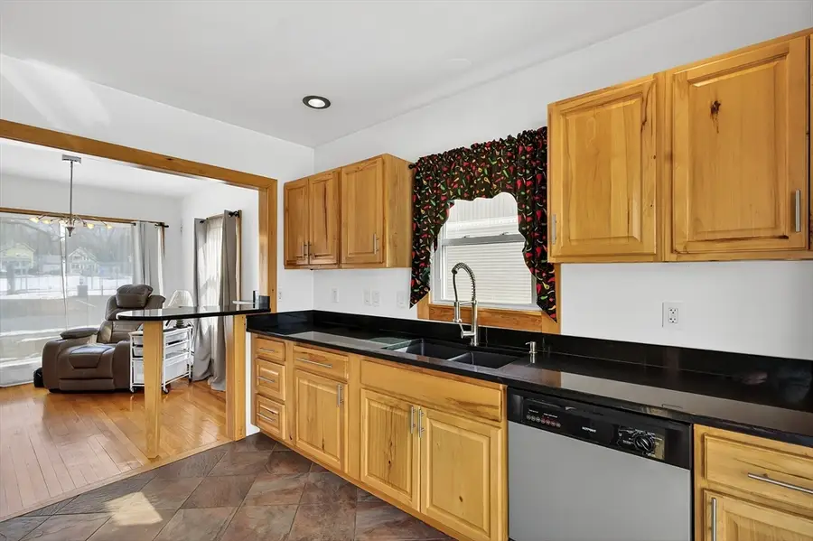 46 Kenwood St, Greenfield, MA 01301 - #3