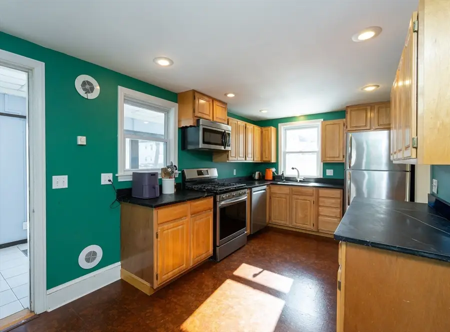 38 Starbird St, Lowell, MA 01854 - #2