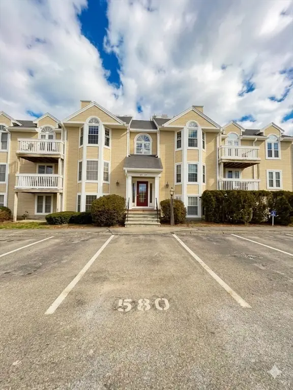212 Carriage Ln #212, Taunton, MA 02780