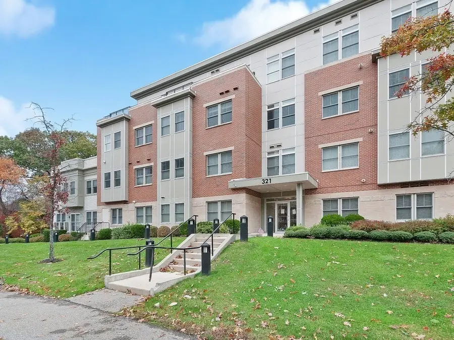 321 Hammond Pond Pkwy #106, Chestnut Hill, MA 02467 - #2